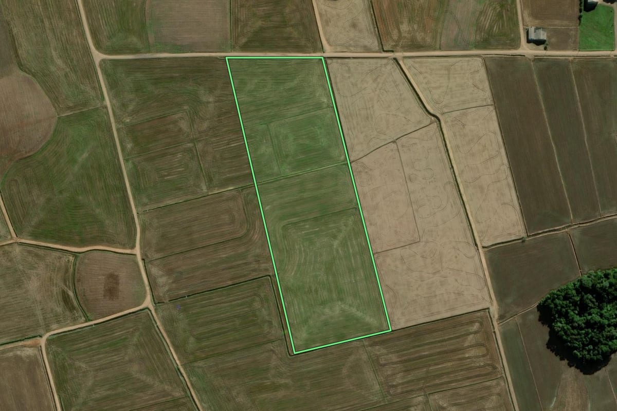 Imagem de satélite do imóvel rural em Meleiro (SC), com o contorno declarado no CAR desenhado por cima.