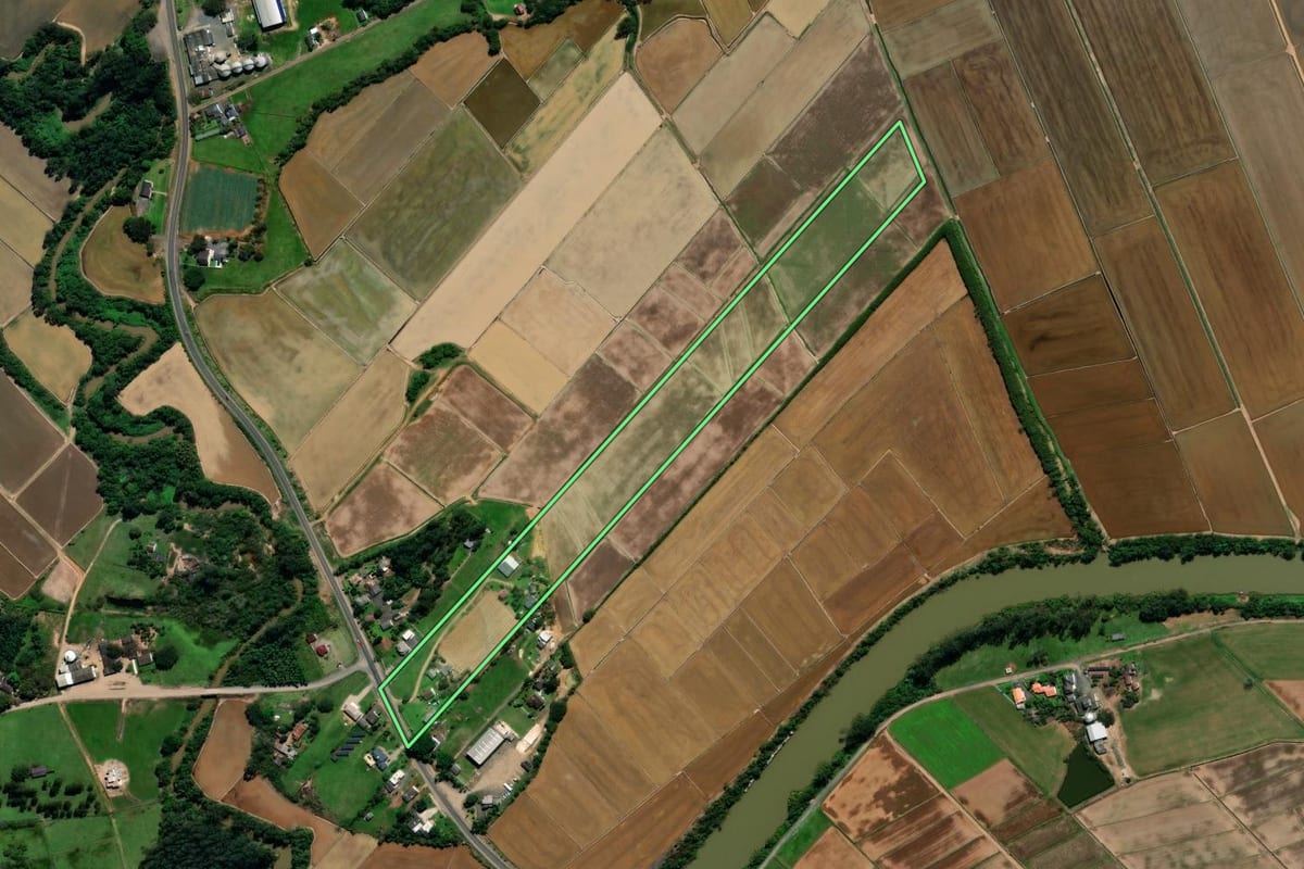 Imagem de satélite do imóvel rural em Meleiro (SC), com o contorno declarado no CAR desenhado por cima.