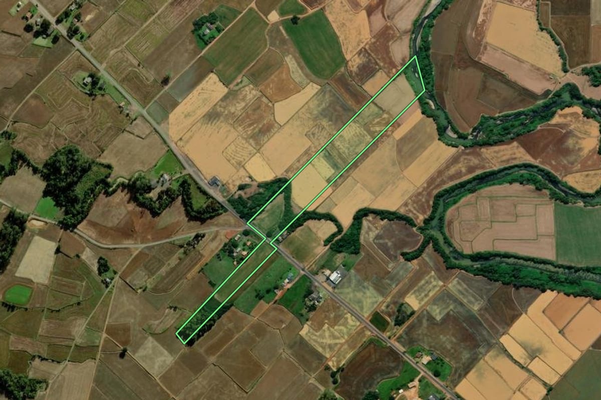 Imagem de satélite do imóvel rural em Meleiro (SC), com o contorno declarado no CAR desenhado por cima.