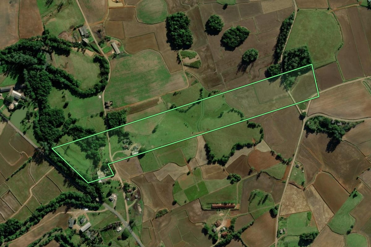 Imagem de satélite do imóvel rural em Meleiro (SC), com o contorno declarado no CAR desenhado por cima.