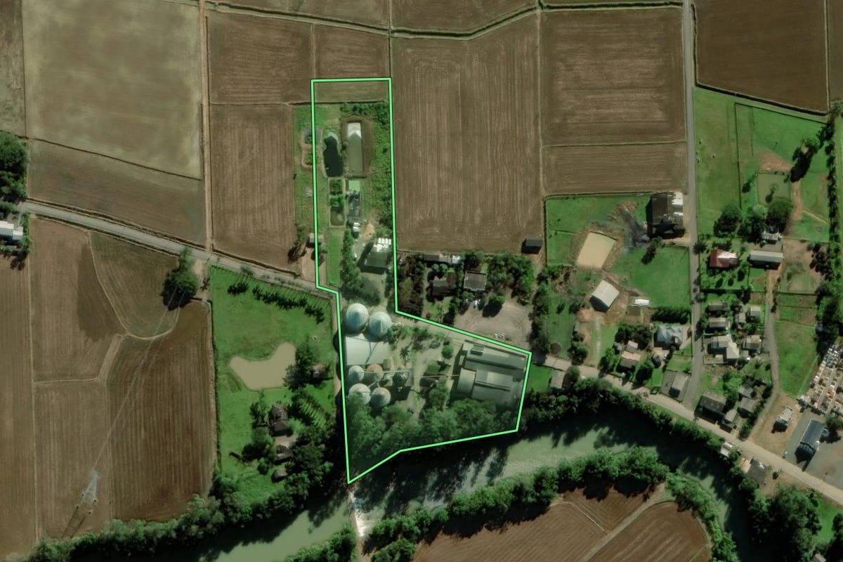 Imagem de satélite do imóvel rural em Meleiro (SC), com o contorno declarado no CAR desenhado por cima.