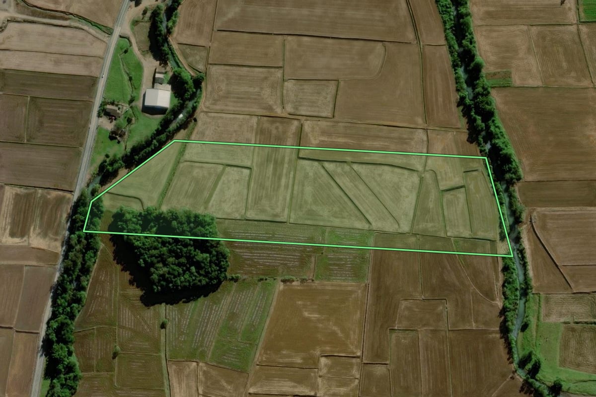 Imagem de satélite do imóvel rural em Meleiro (SC), com o contorno declarado no CAR desenhado por cima.