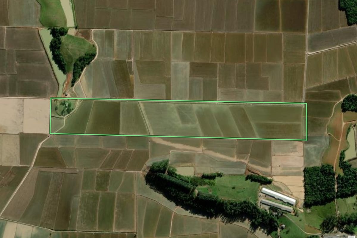 Imagem de satélite do imóvel rural em Meleiro (SC), com o contorno declarado no CAR desenhado por cima.