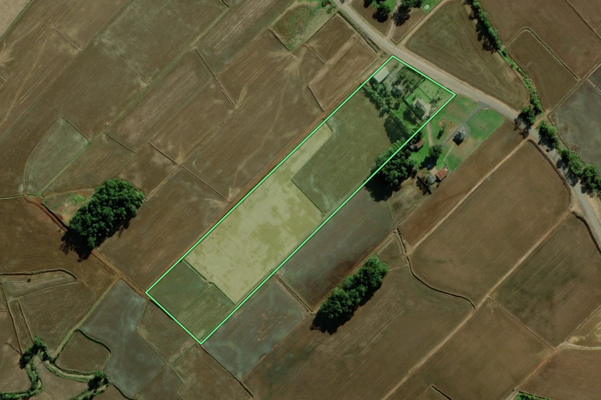 Imagem de satélite do imóvel rural em Meleiro (SC), com o contorno declarado no CAR desenhado por cima.