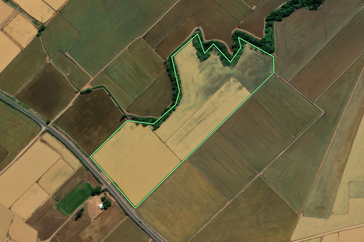 Imagem de satélite do imóvel rural em Meleiro (SC), com o contorno declarado no CAR desenhado por cima.