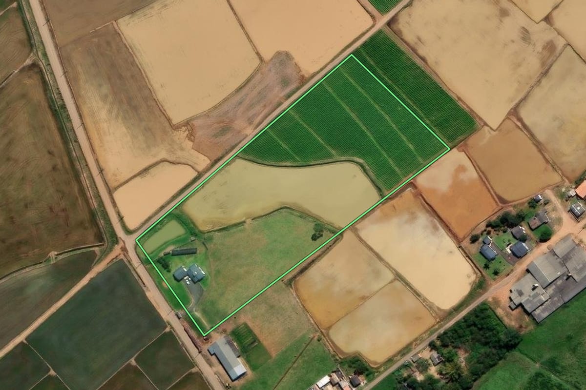 Imagem de satélite do imóvel rural em Meleiro (SC), com o contorno declarado no CAR desenhado por cima.