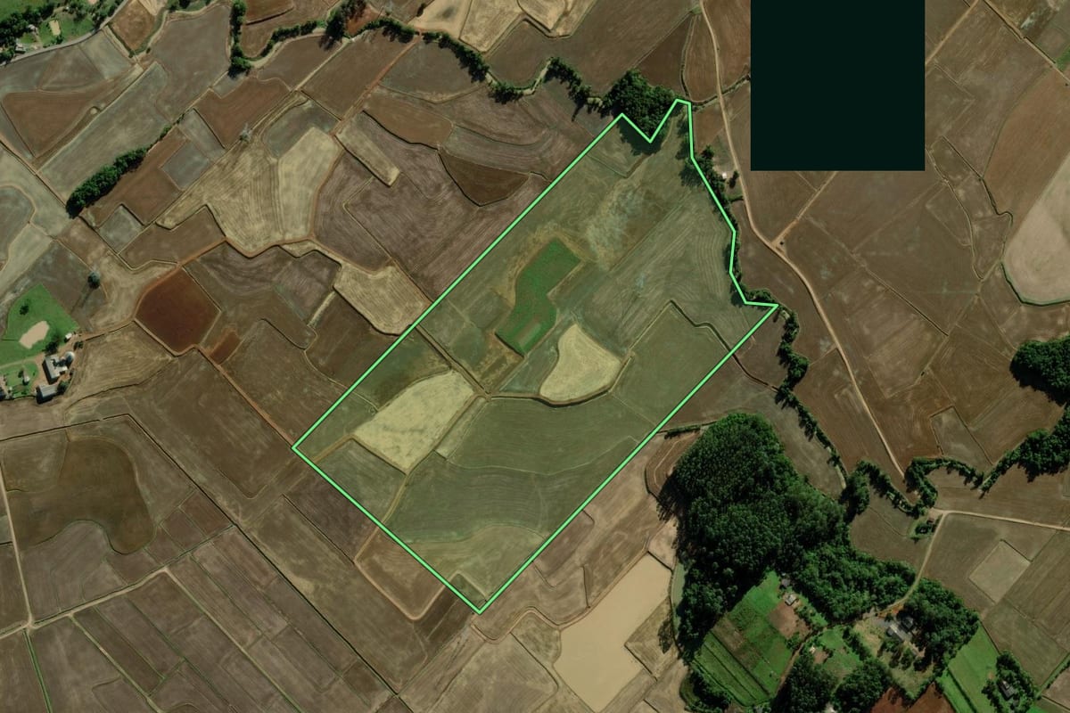 Imagem de satélite do imóvel rural em Meleiro (SC), com o contorno declarado no CAR desenhado por cima.