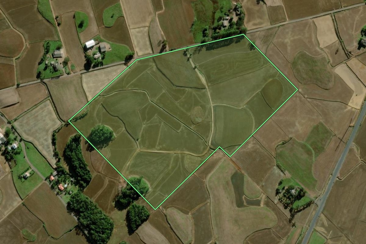 Imagem de satélite do imóvel rural em Meleiro (SC), com o contorno declarado no CAR desenhado por cima.
