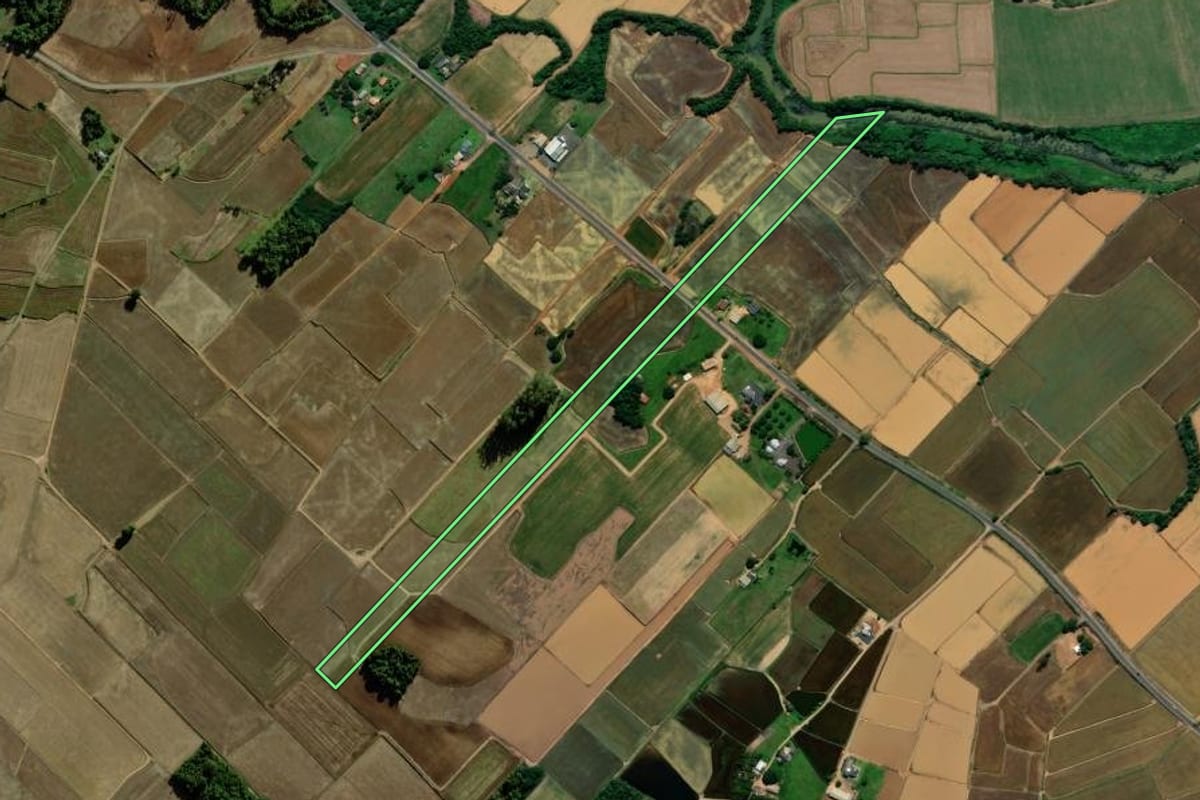 Imagem de satélite do imóvel rural em Meleiro (SC), com o contorno declarado no CAR desenhado por cima.