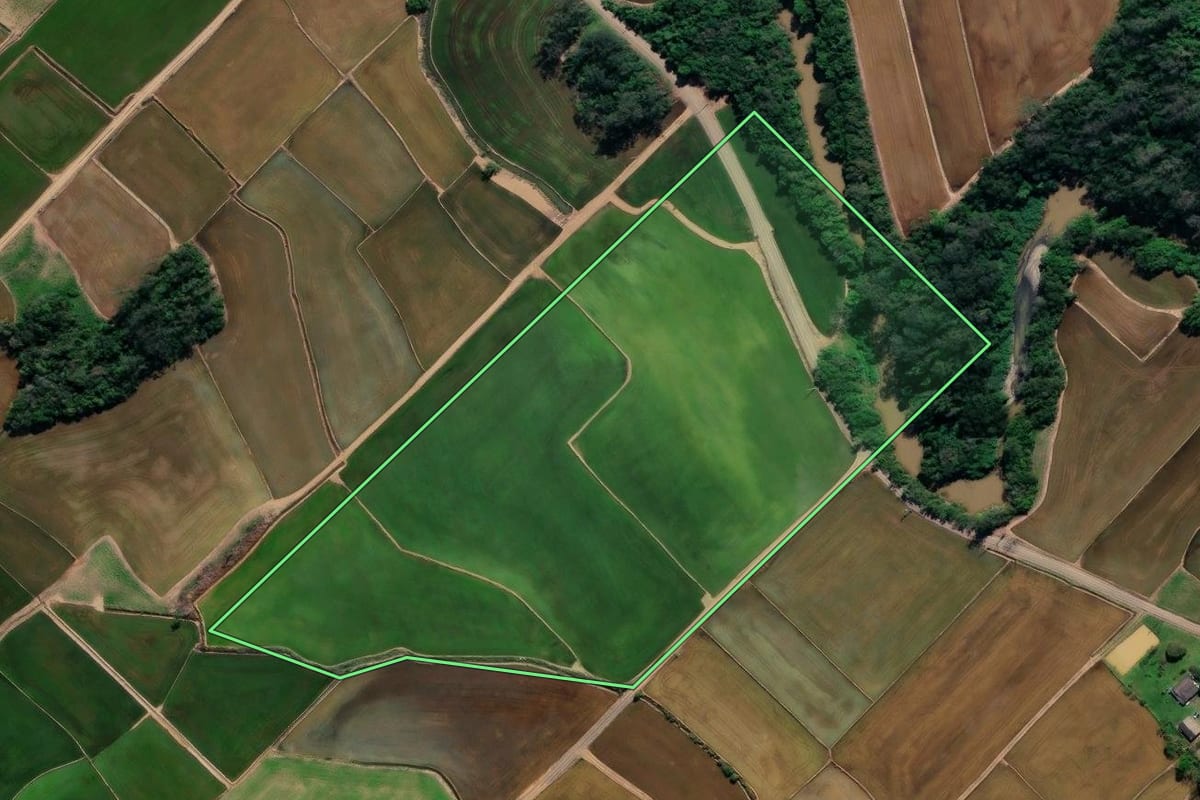 Imagem de satélite do imóvel rural em Meleiro (SC), com o contorno declarado no CAR desenhado por cima.