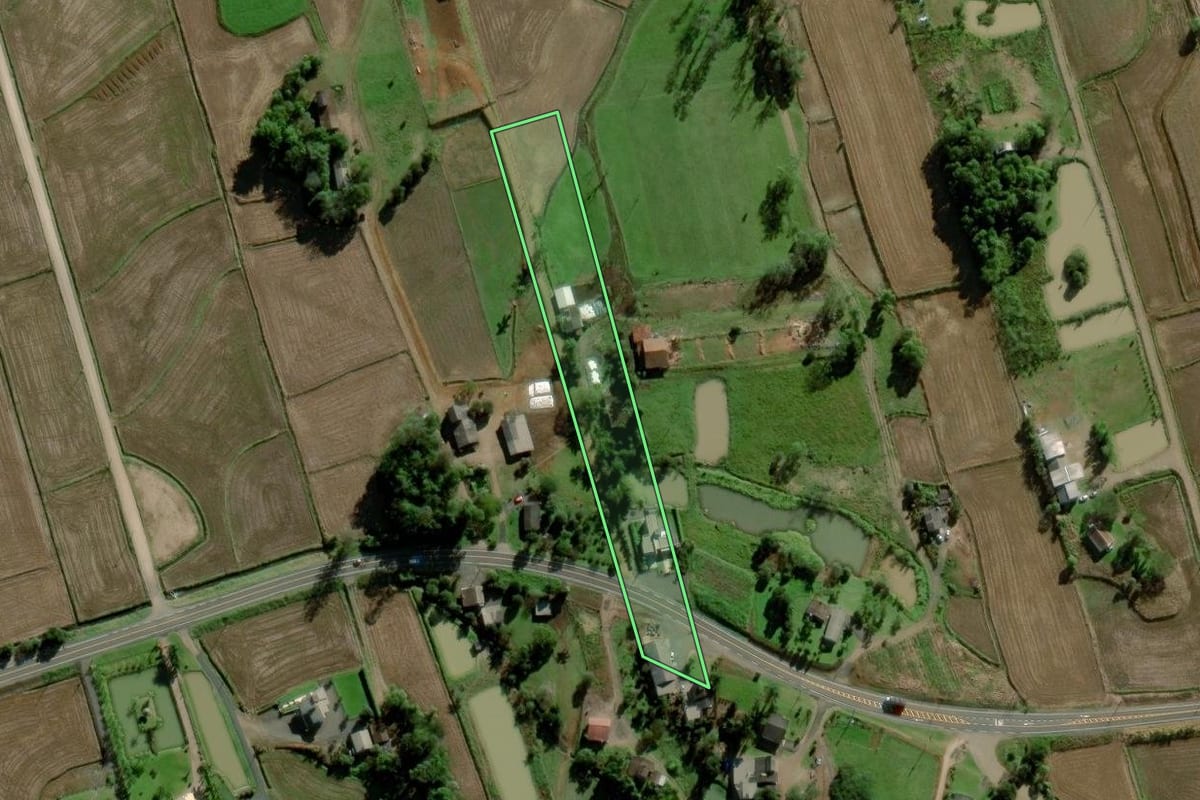 Imagem de satélite do imóvel rural em Meleiro (SC), com o contorno declarado no CAR desenhado por cima.