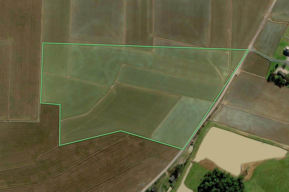 Imagem de satélite do imóvel rural em Meleiro (SC), com o contorno declarado no CAR desenhado por cima.