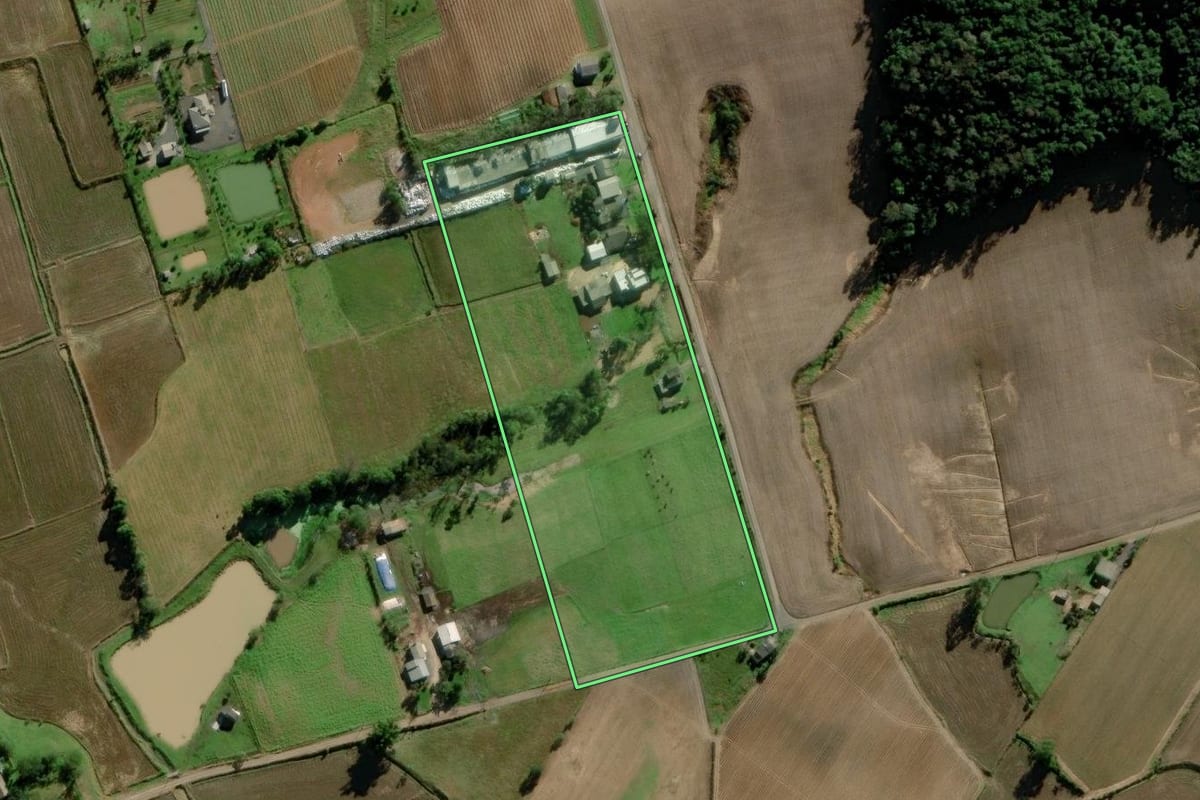 Imagem de satélite do imóvel rural em Meleiro (SC), com o contorno declarado no CAR desenhado por cima.
