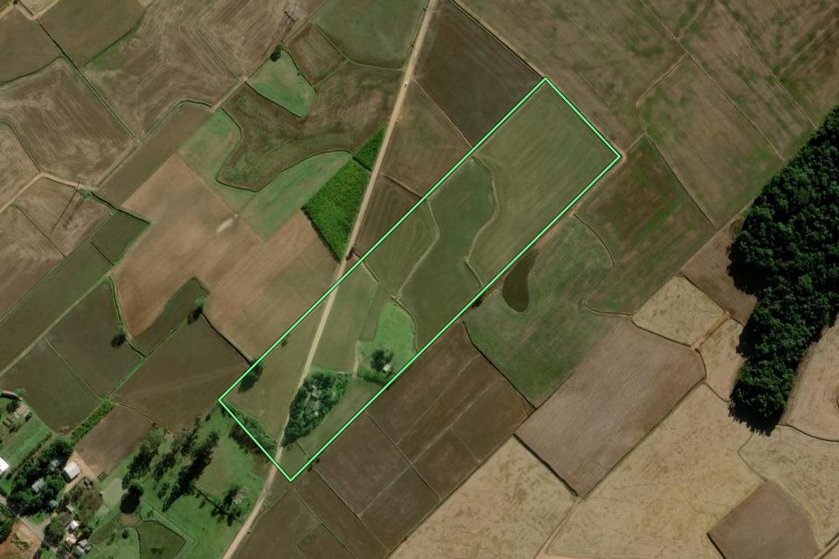 Imagem de satélite do imóvel rural em Meleiro (SC), com o contorno declarado no CAR desenhado por cima.