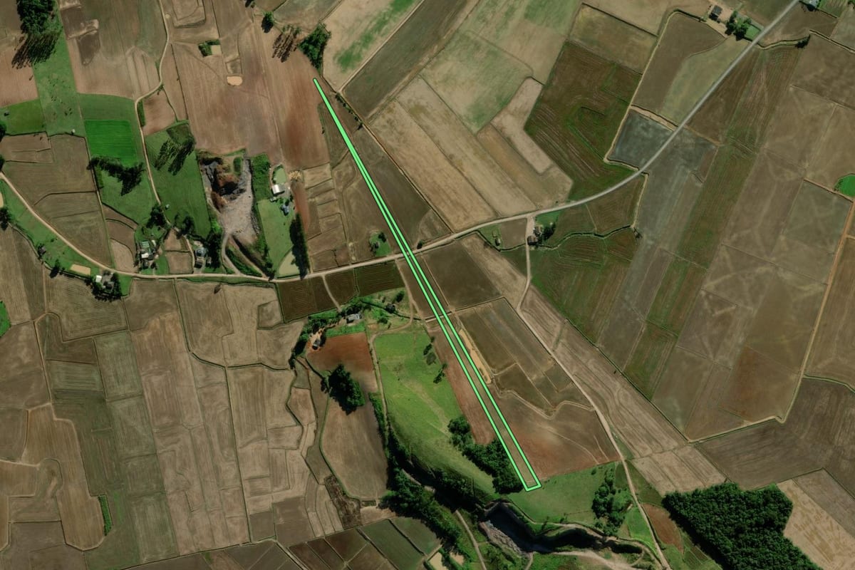 Imagem de satélite do imóvel rural em Meleiro (SC), com o contorno declarado no CAR desenhado por cima.
