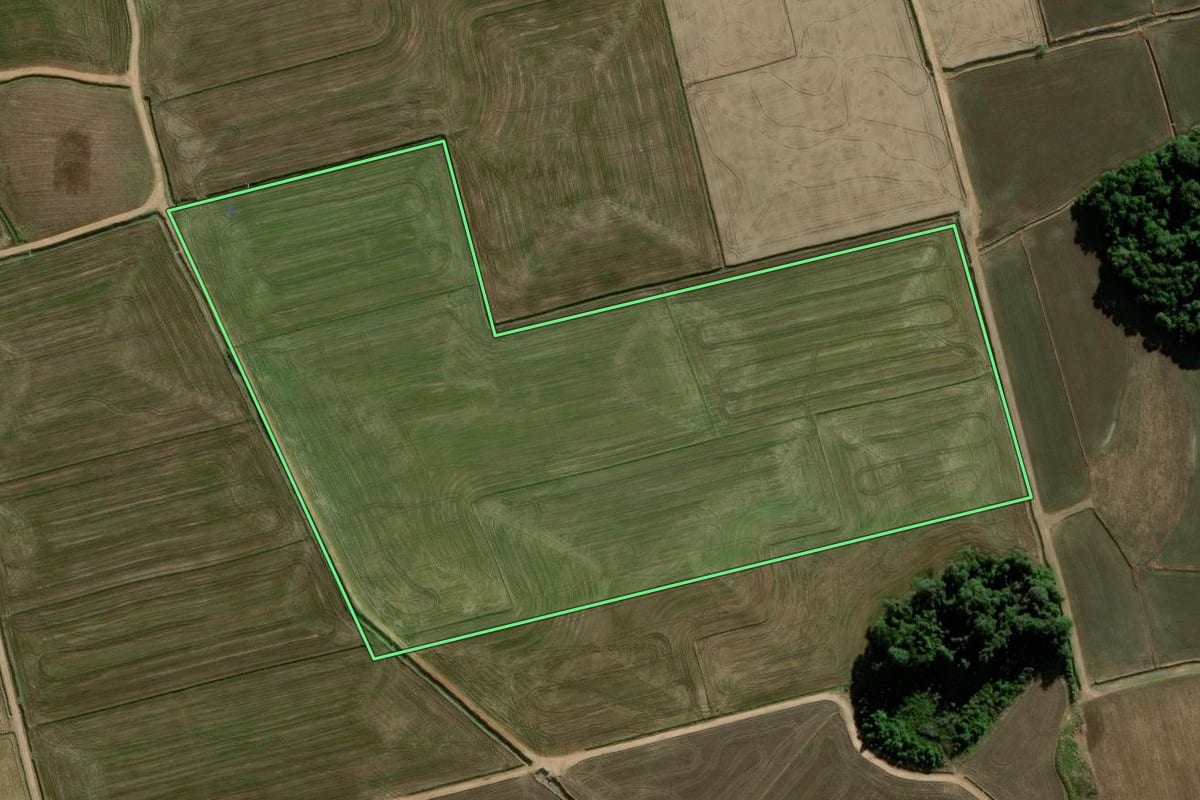 Imagem de satélite do imóvel rural em Meleiro (SC), com o contorno declarado no CAR desenhado por cima.