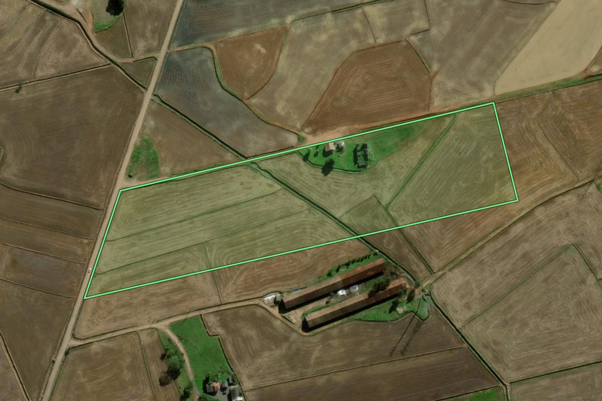 Imagem de satélite do imóvel rural em Meleiro (SC), com o contorno declarado no CAR desenhado por cima.