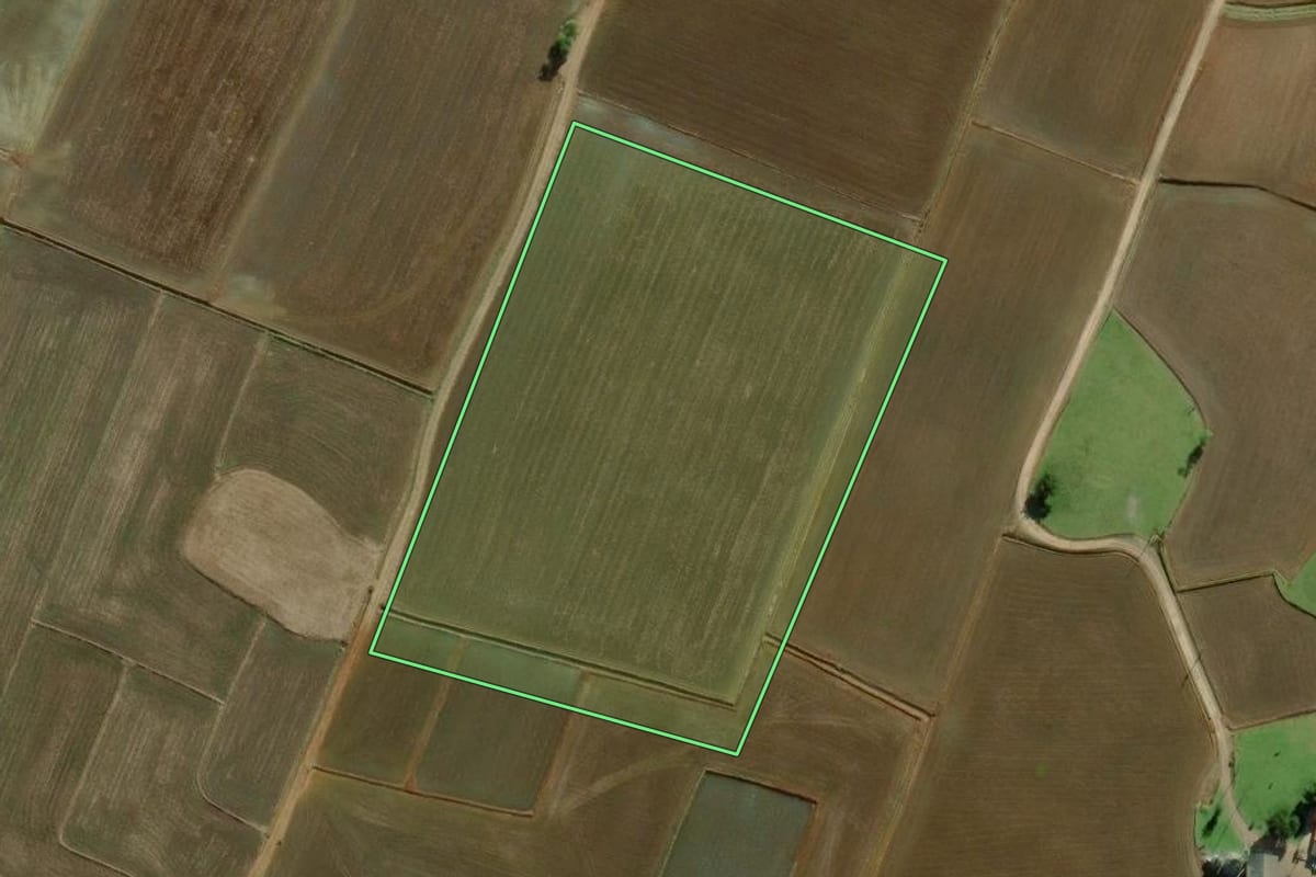 Imagem de satélite do imóvel rural em Meleiro (SC), com o contorno declarado no CAR desenhado por cima.