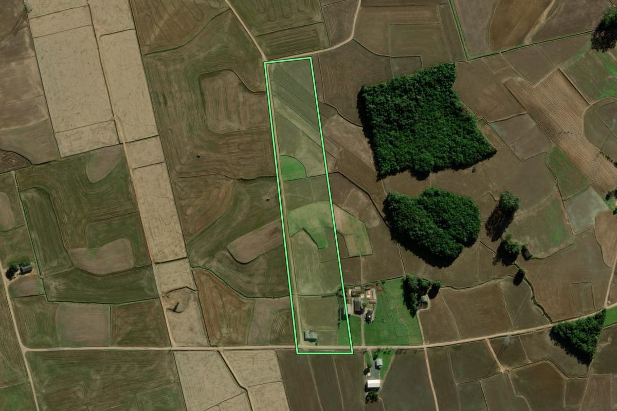 Imagem de satélite do imóvel rural em Meleiro (SC), com o contorno declarado no CAR desenhado por cima.