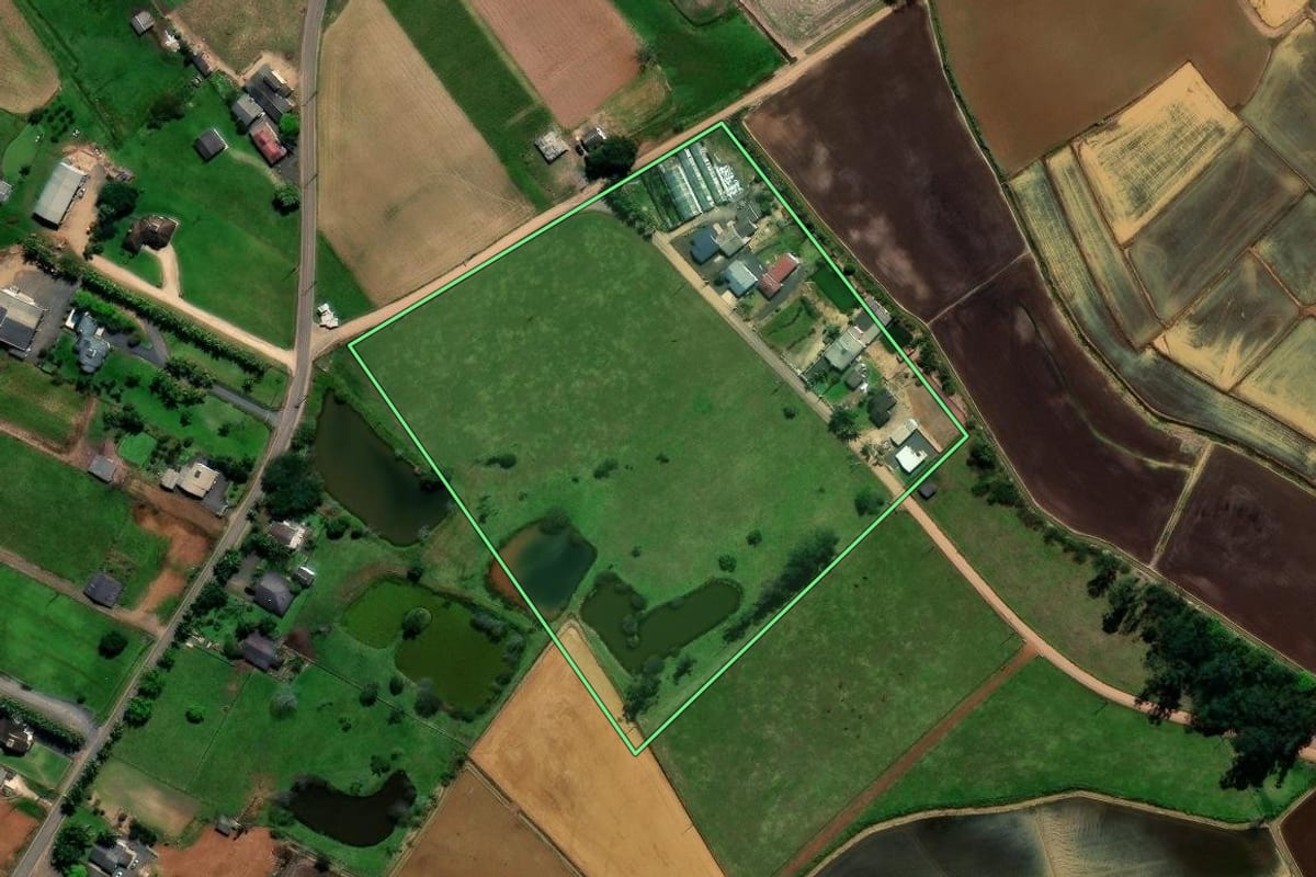 Imagem de satélite do imóvel rural em Meleiro (SC), com o contorno declarado no CAR desenhado por cima.