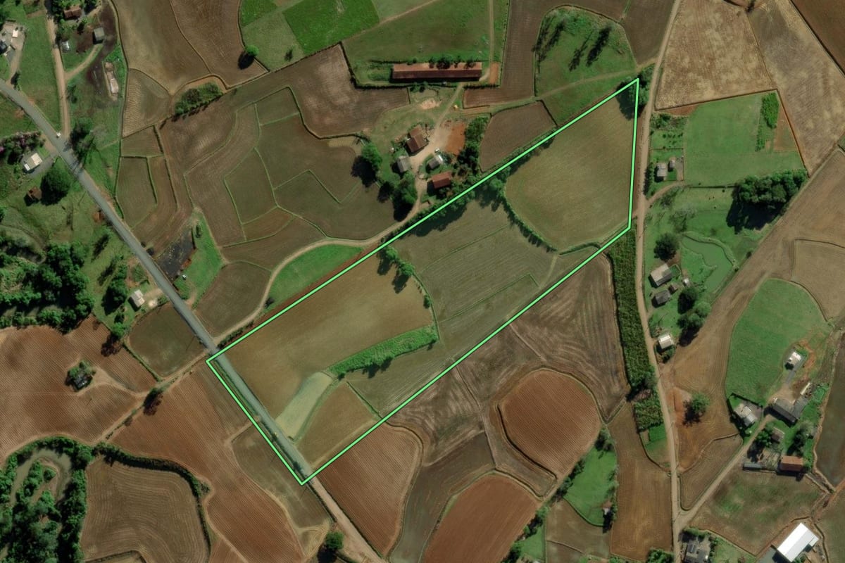Imagem de satélite do imóvel rural em Meleiro (SC), com o contorno declarado no CAR desenhado por cima.