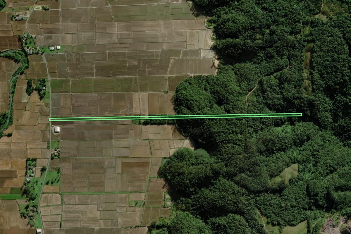 Imagem de satélite do imóvel rural em Meleiro (SC), com o contorno declarado no CAR desenhado por cima.