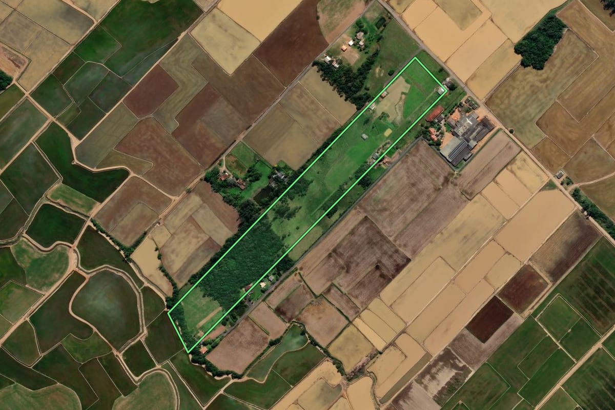 Imagem de satélite do imóvel rural em Meleiro (SC), com o contorno declarado no CAR desenhado por cima.