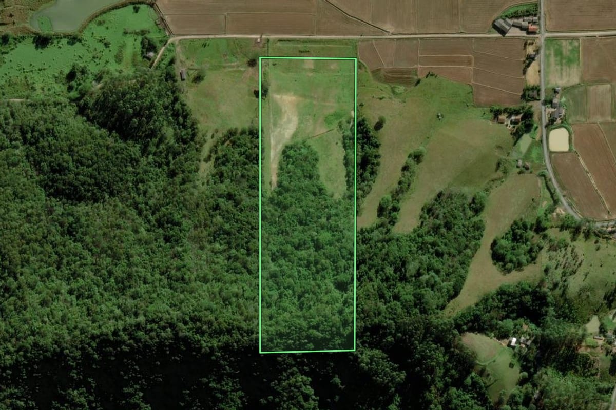 Imagem de satélite do imóvel rural em Meleiro (SC), com o contorno declarado no CAR desenhado por cima.