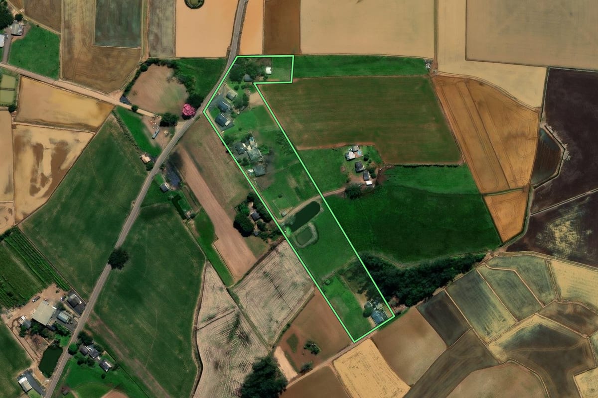 Imagem de satélite do imóvel rural em Meleiro (SC), com o contorno declarado no CAR desenhado por cima.