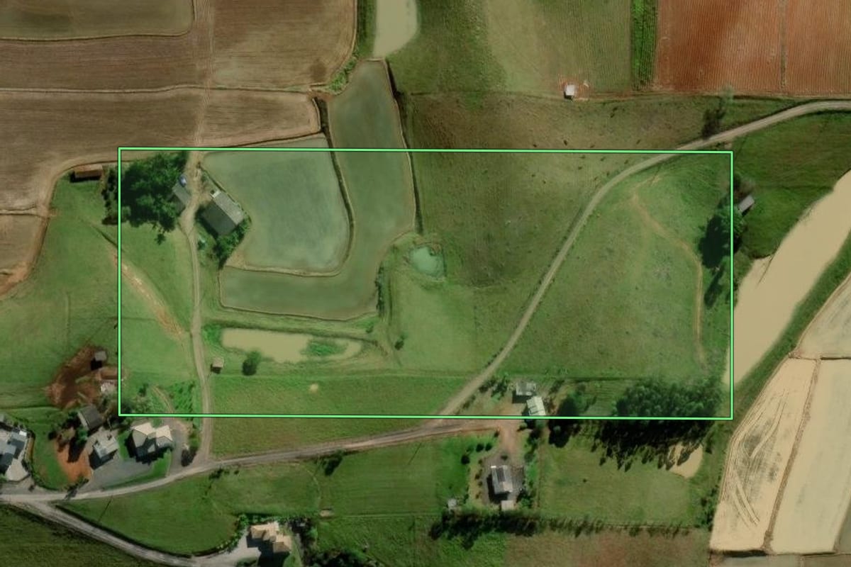 Imagem de satélite do imóvel rural em Meleiro (SC), com o contorno declarado no CAR desenhado por cima.