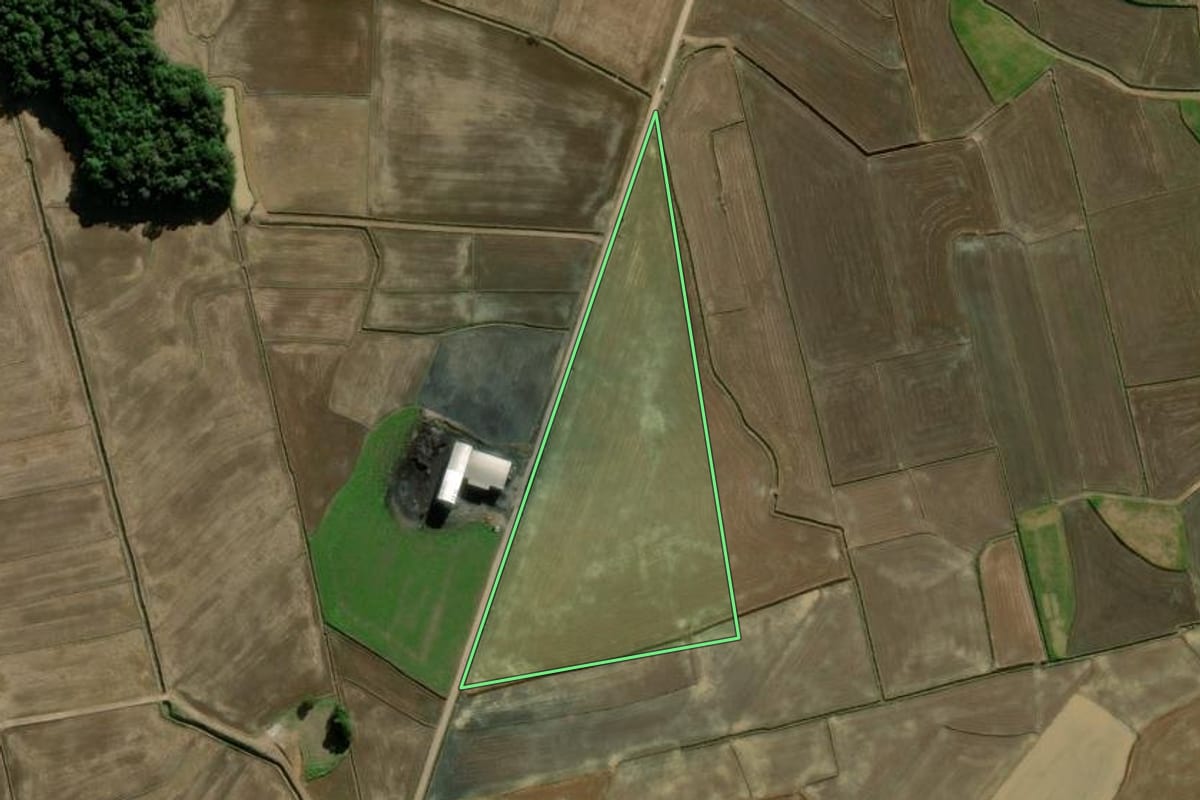 Imagem de satélite do imóvel rural em Meleiro (SC), com o contorno declarado no CAR desenhado por cima.