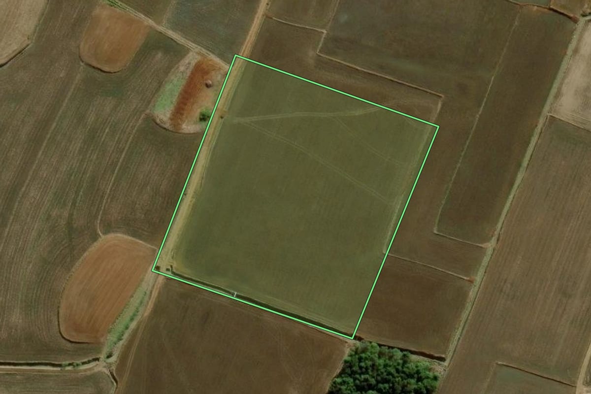 Imagem de satélite do imóvel rural em Meleiro (SC), com o contorno declarado no CAR desenhado por cima.