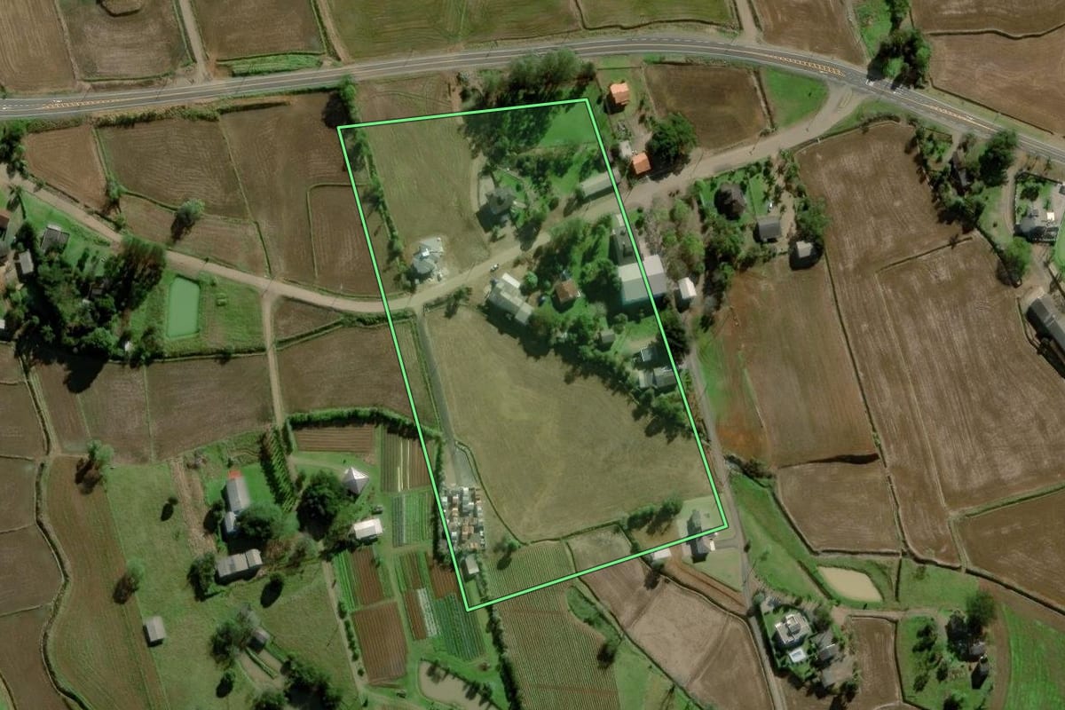 Imagem de satélite do imóvel rural em Meleiro (SC), com o contorno declarado no CAR desenhado por cima.