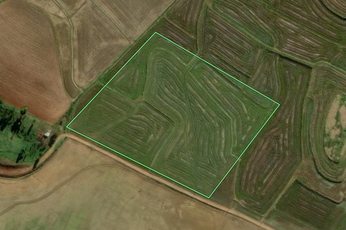 Imagem de satélite do imóvel rural em Meleiro (SC), com o contorno declarado no CAR desenhado por cima.