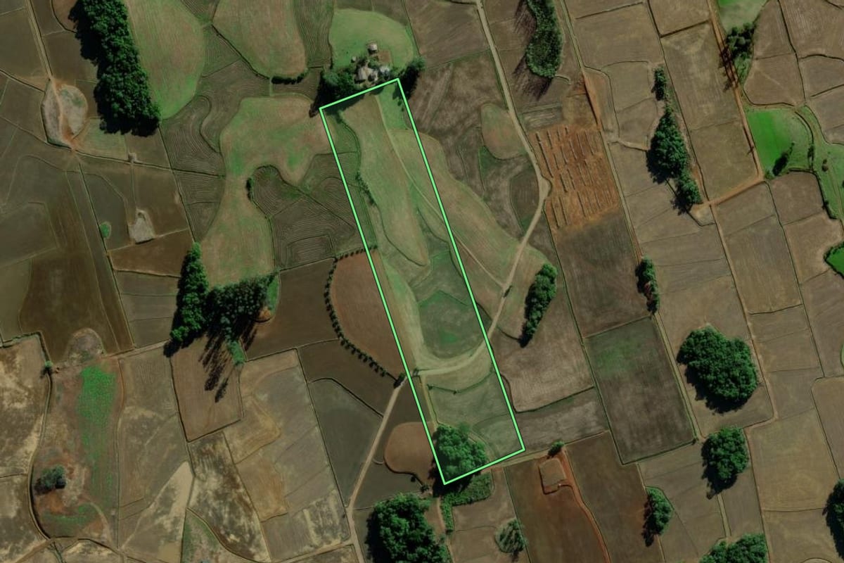 Imagem de satélite do imóvel rural em Meleiro (SC), com o contorno declarado no CAR desenhado por cima.