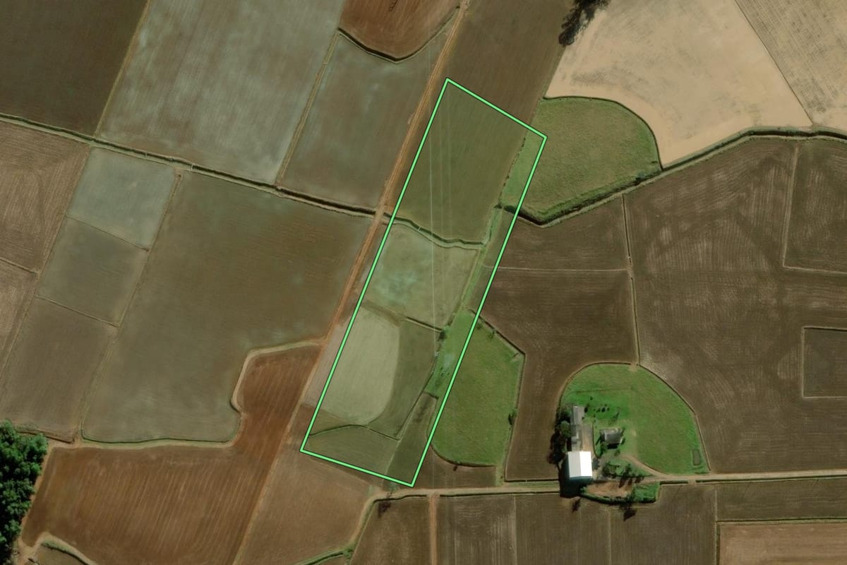 Imagem de satélite do imóvel rural em Meleiro (SC), com o contorno declarado no CAR desenhado por cima.