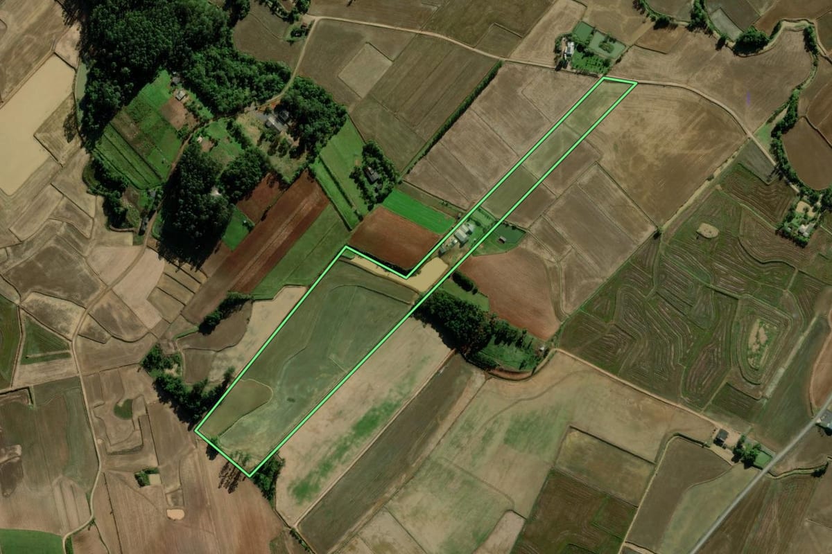 Imagem de satélite do imóvel rural em Meleiro (SC), com o contorno declarado no CAR desenhado por cima.