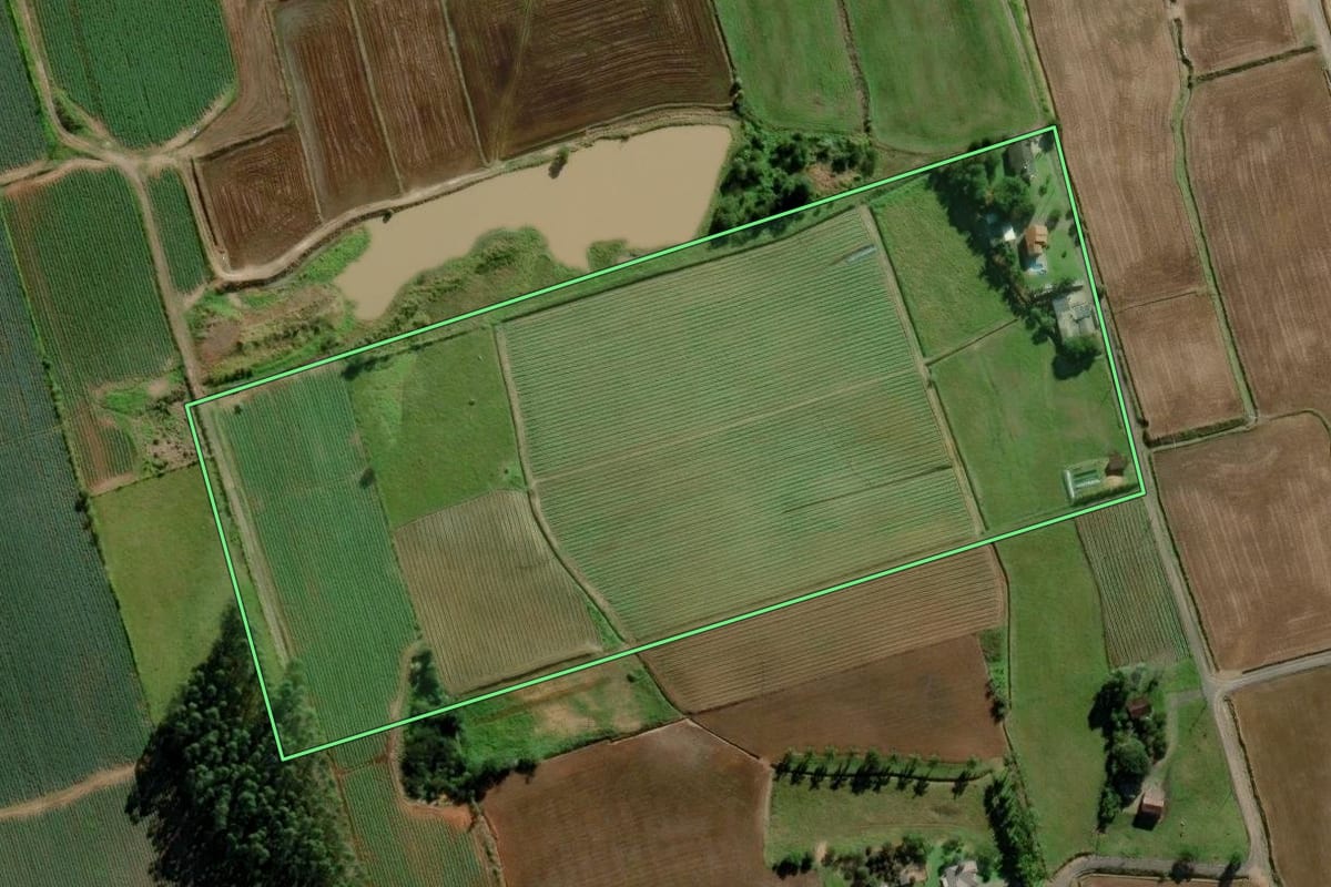 Imagem de satélite do imóvel rural em Meleiro (SC), com o contorno declarado no CAR desenhado por cima.