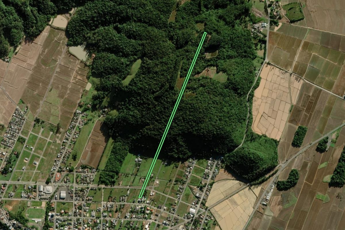 Imagem de satélite do imóvel rural em Meleiro (SC), com o contorno declarado no CAR desenhado por cima.
