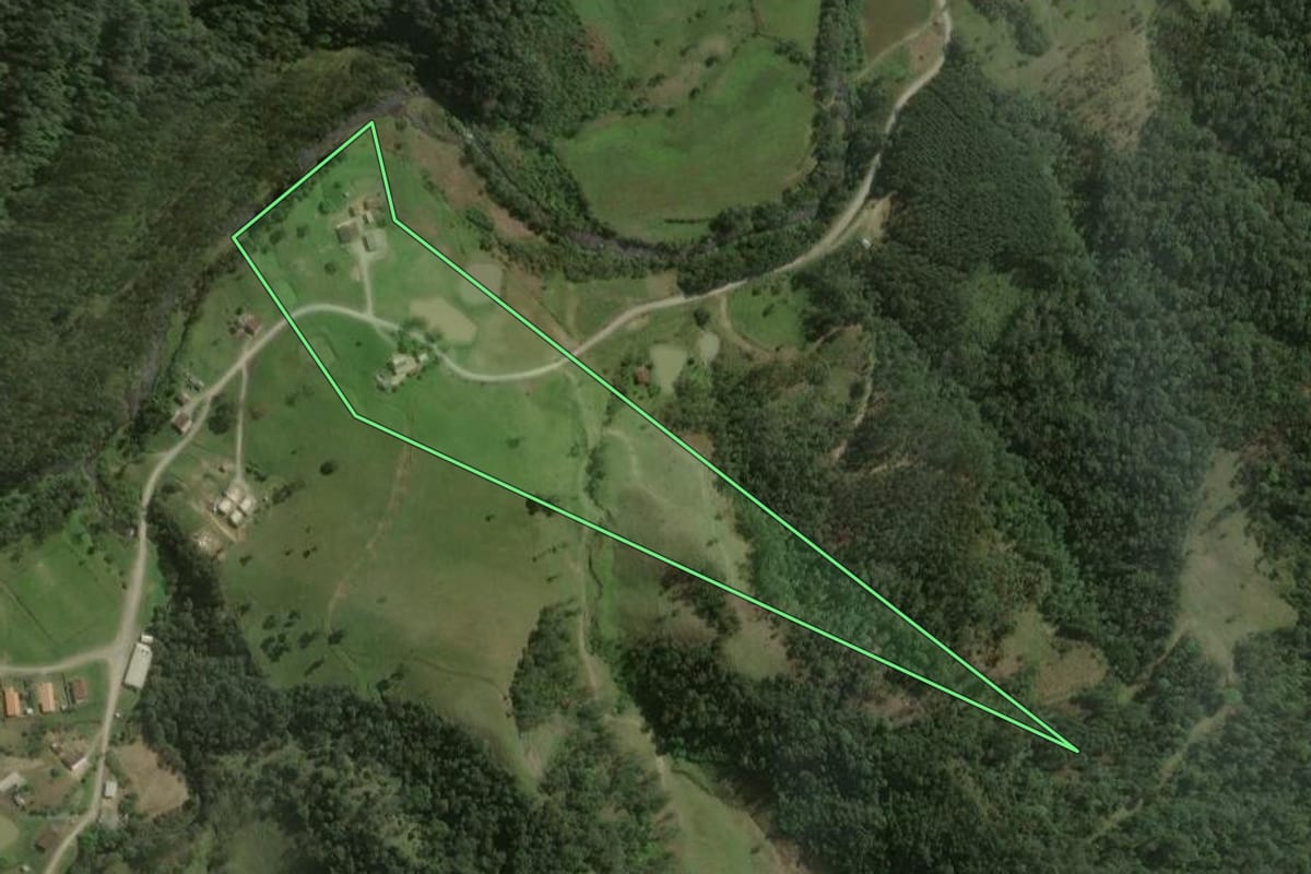 Imagem de satélite do imóvel rural em Mirim Doce (SC), com o contorno declarado no CAR desenhado por cima.