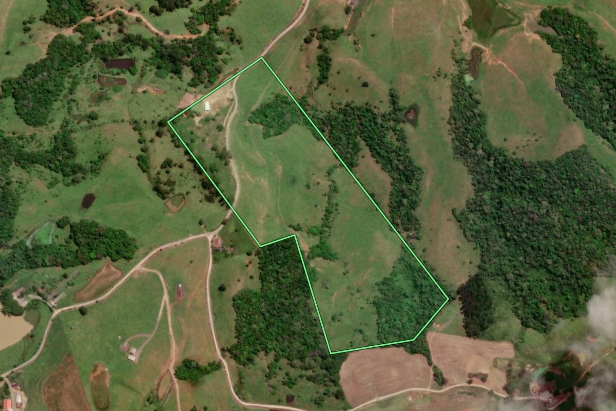 Imagem de satélite do imóvel rural em Mirim Doce (SC), com o contorno declarado no CAR desenhado por cima.