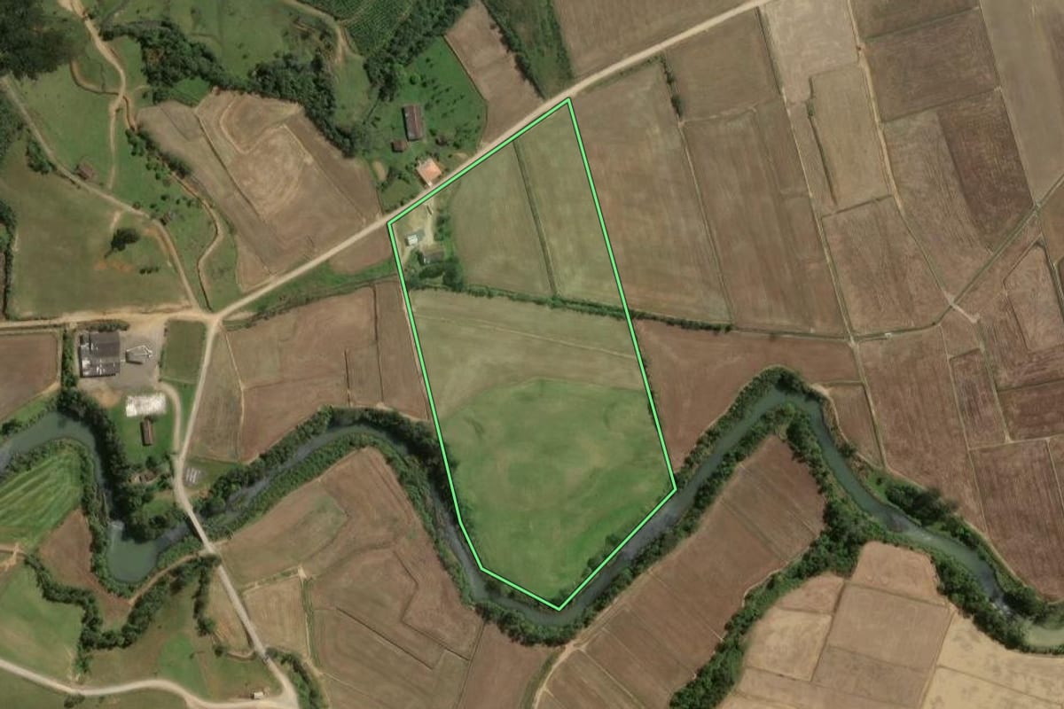 Imagem de satélite do imóvel rural em Mirim Doce (SC), com o contorno declarado no CAR desenhado por cima.