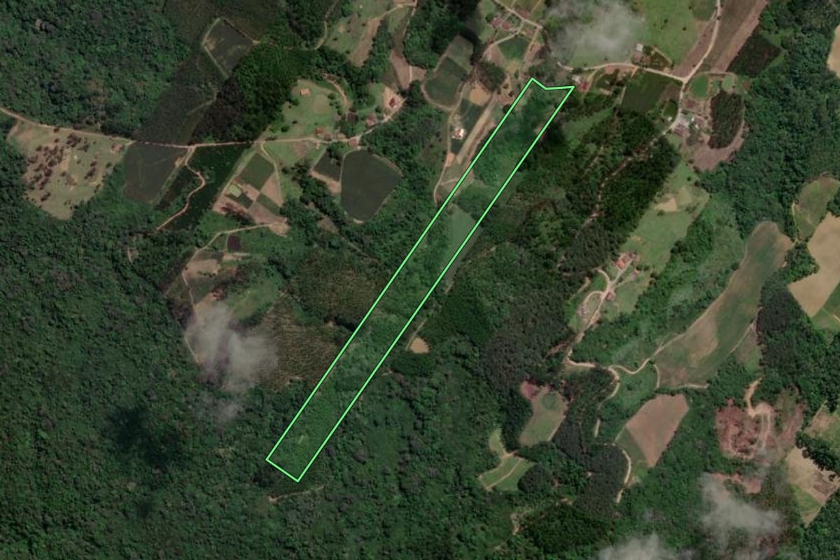 Imagem de satélite do imóvel rural em Mirim Doce (SC), com o contorno declarado no CAR desenhado por cima.