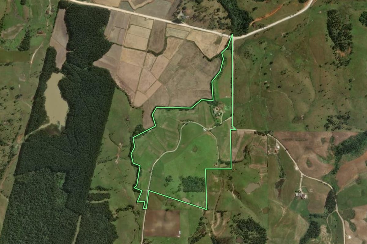 Imagem de satélite do imóvel rural em Mirim Doce (SC), com o contorno declarado no CAR desenhado por cima.