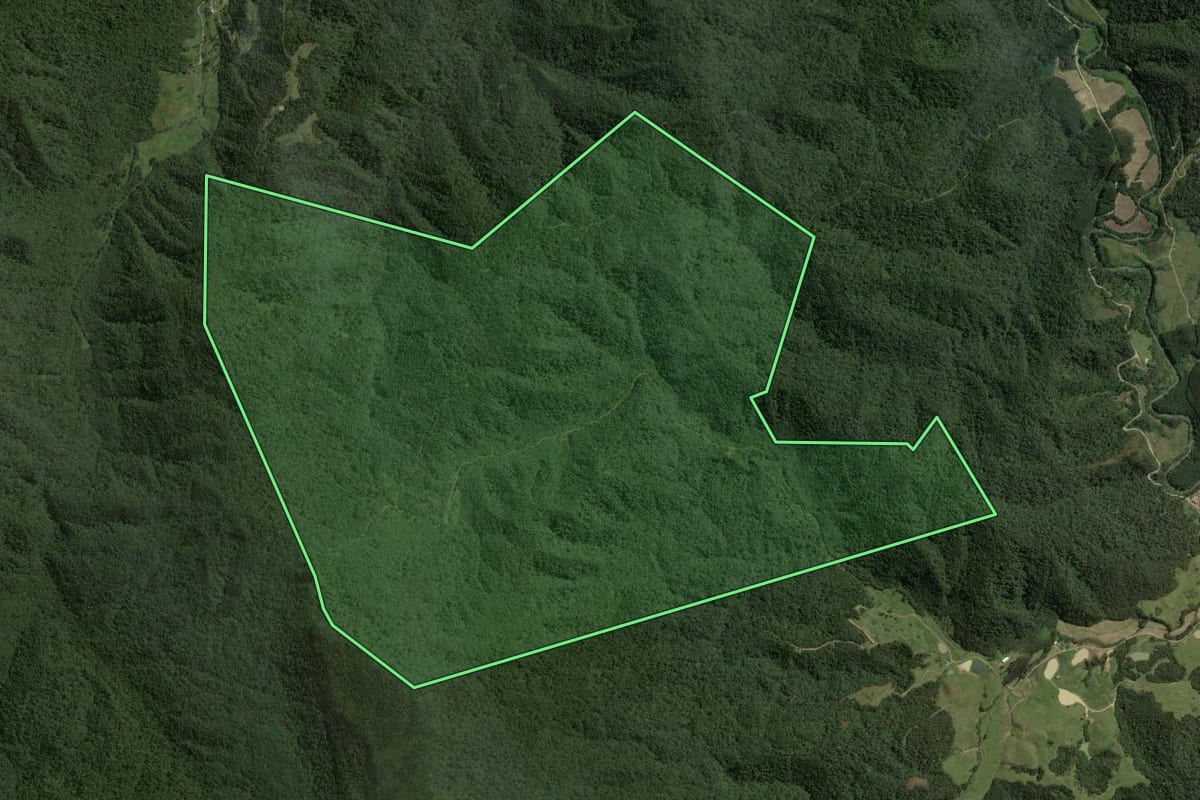 Imagem de satélite do imóvel rural em Mirim Doce (SC), com o contorno declarado no CAR desenhado por cima.