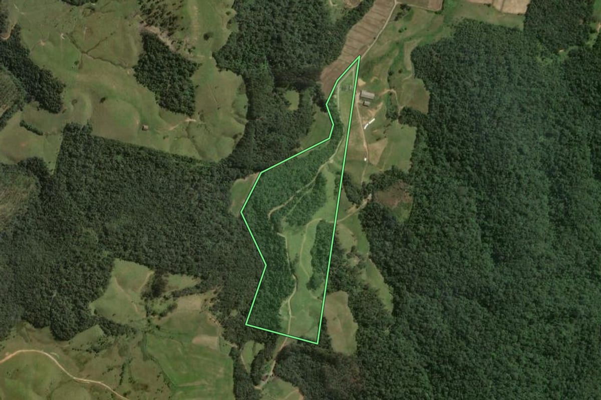 Imagem de satélite do imóvel rural em Mirim Doce (SC), com o contorno declarado no CAR desenhado por cima.