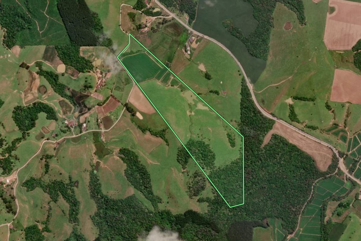 Imagem de satélite do imóvel rural em Mirim Doce (SC), com o contorno declarado no CAR desenhado por cima.