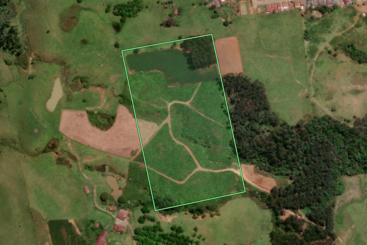 Imagem de satélite do imóvel rural em Mirim Doce (SC), com o contorno declarado no CAR desenhado por cima.