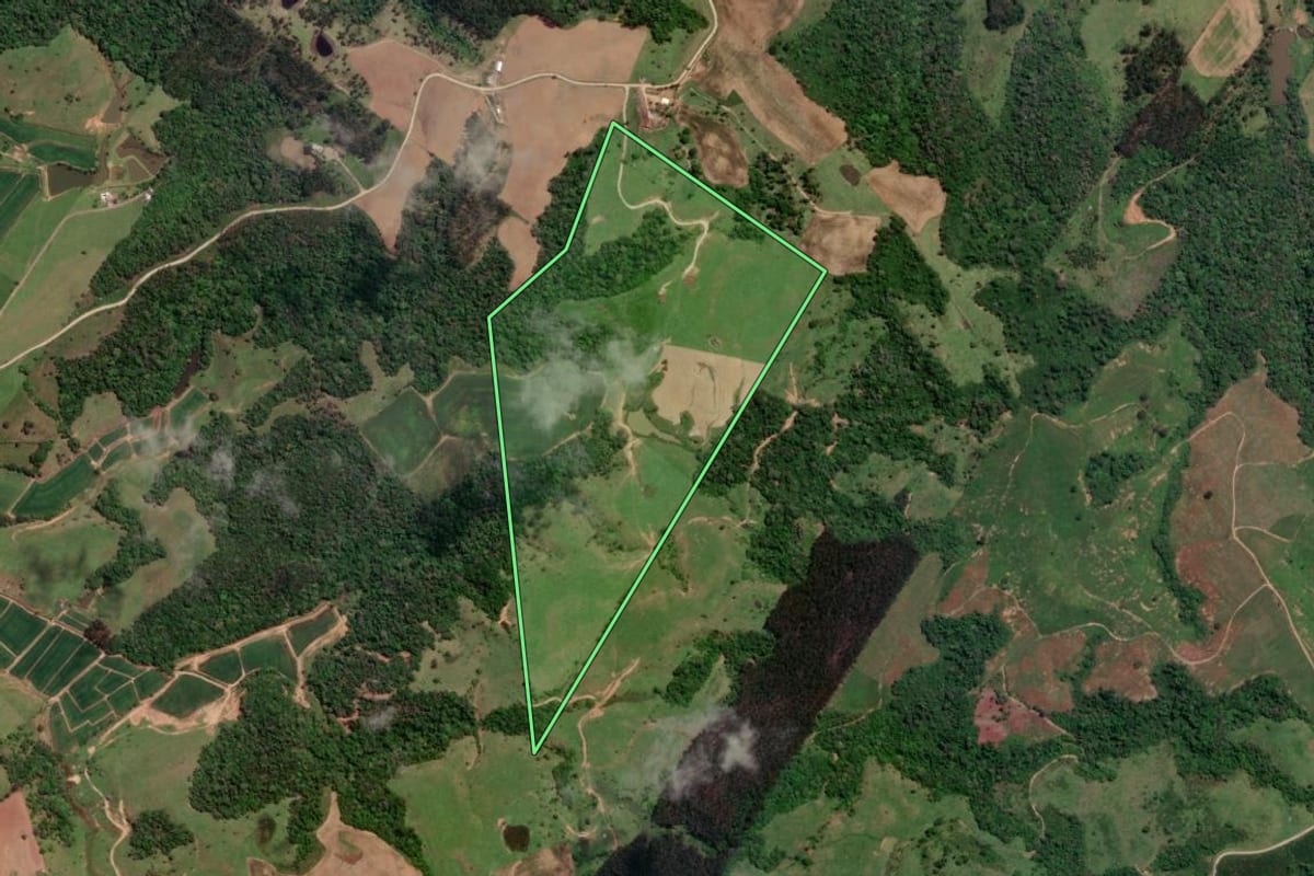 Imagem de satélite do imóvel rural em Mirim Doce (SC), com o contorno declarado no CAR desenhado por cima.