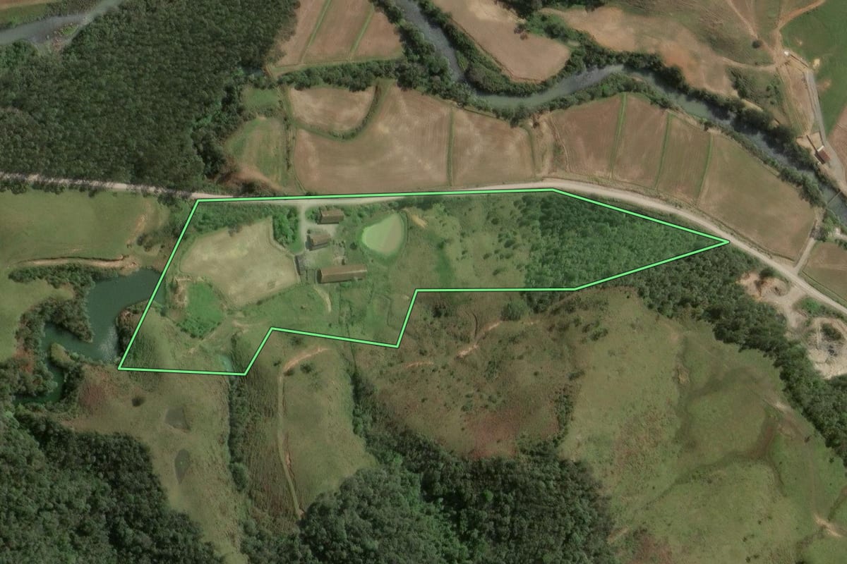 Imagem de satélite do imóvel rural em Mirim Doce (SC), com o contorno declarado no CAR desenhado por cima.